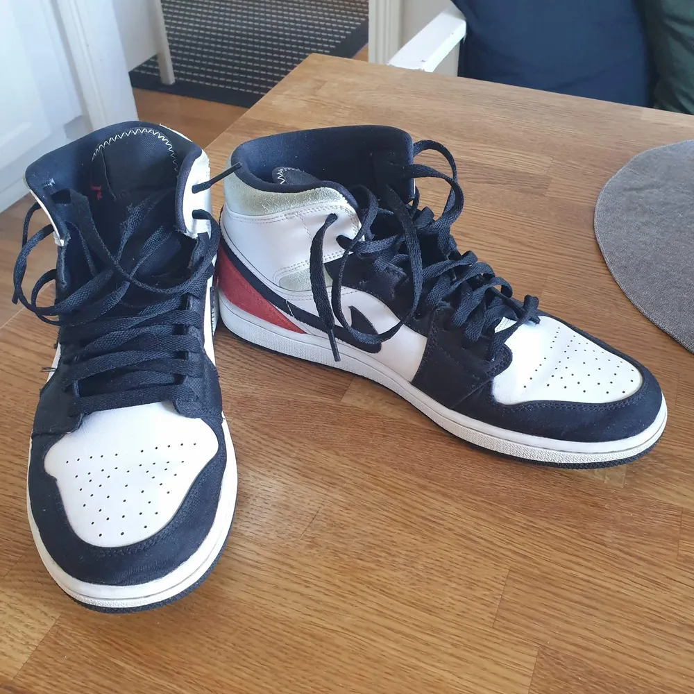 Säljer mina Air Jordan 1 Mid SE Union Black Toe. Skick 9/10. Knappt använda. Storlek 44.5. Nypris 3000kr . Skor.