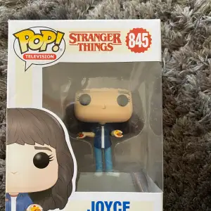 Tre funko pops från serien Stranger Things! Joyce, Hopper och flayed Billy! 200kr st eller 500kr för alla<3 Gratis frakt btw