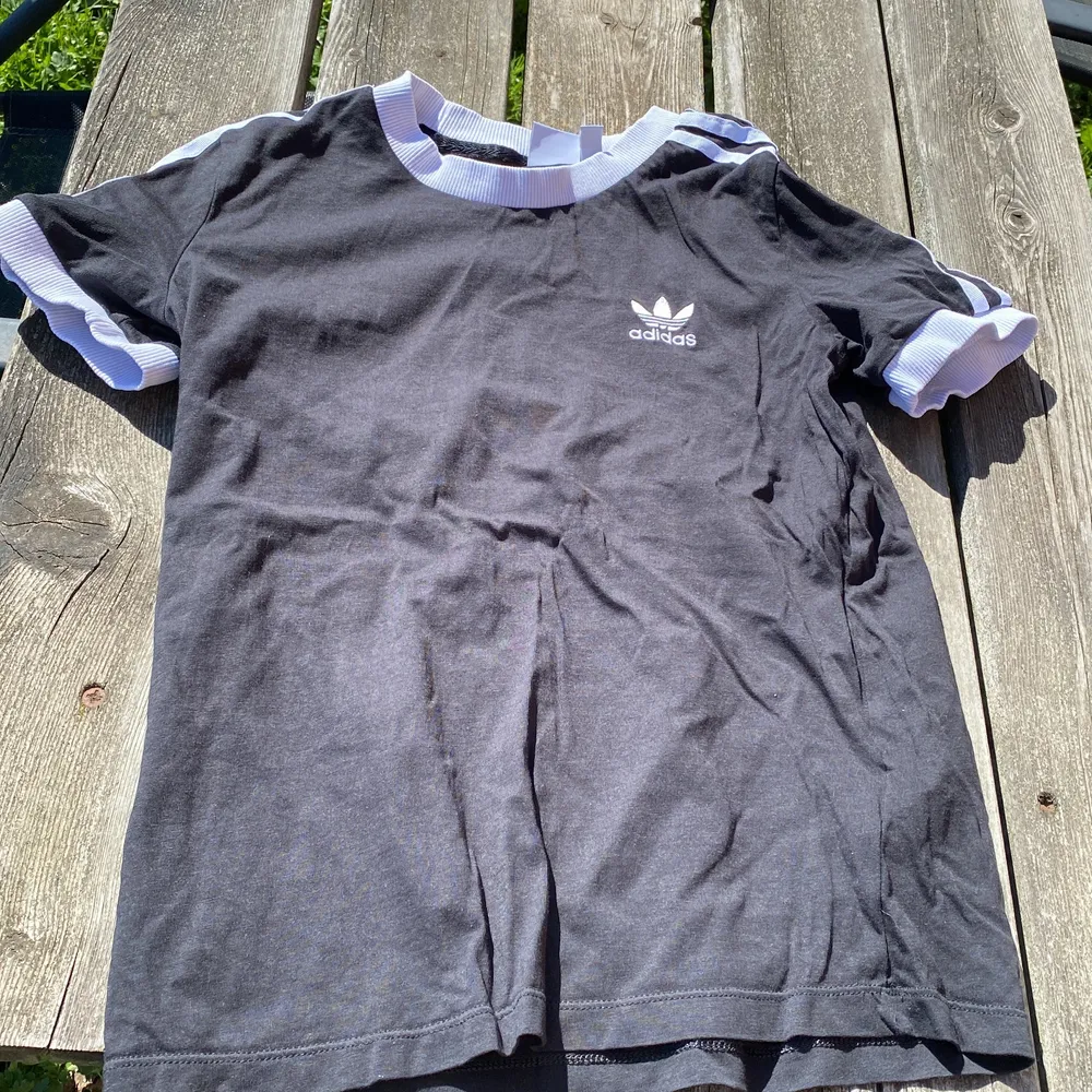 En fin Adidas tröja med svart färg ,storlek S, köpt den från dubai! Kostar 180kr köpt den för 300kr . T-shirts.