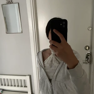 Kofta - ljusgrå Kofta i bra skick från hm! storlek s, samfraktar gärna. Pris är disskuterbart!