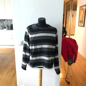 Randig tröja från beyond retro - Grå vit svart randig tröja från beyond retro. Den är avklippt pga den var för lång. Alltså inte magtröjkort. 