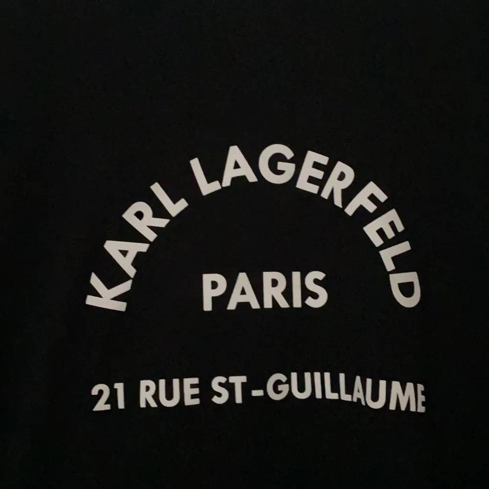 Svart Karl Lagerfeld T-shirt med vitt tryck. Storlek xs. T-shirts.