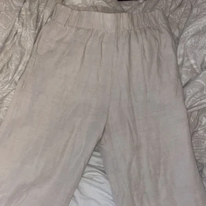 Linnebyxor beige - Säljer mina beiga linnebyxor i storlek S då jag tyvärr inte använder de längre. Fungerar både som högmidjade och lågmidjade. De är vida i benen💕