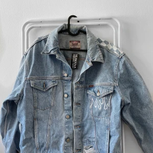 Jeansjacka med tryck - Jeansjacka köpt från humana och sedan ”omgjord” med tygfärg. Liten XL