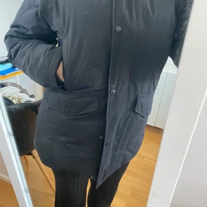 Henri Lloyd dunjacka - Svart dunjacka från Henri Lloyd damstorlek 5, passar en medium. Många fickor, dragskons midjan, luva, muddar vid ärmslut. Väldigt varm kalla vinterdagar. 