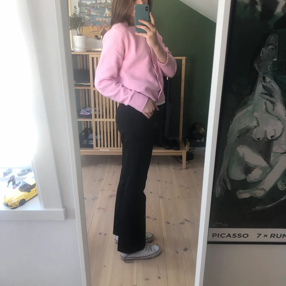 Skit snygga kostymbyxor från Bikbok i storlek 36!🙌🏼 Jag är ca 170 lång och bär vanligtvis storlek 34-36 i byxor💕. Jeans & Byxor.