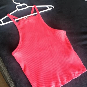 Topp , ribbad i korall rosa - Fin topp som är köpt för längesedan på Gina. Använd fåtal gånger. Stretchig och skön till sommaren!🥰