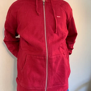 Supreme small box logo hoodie  - Supreme Hoodie. Behöver ingen förklaring. Som allt dem gör är den stor i passformen, tyvärr lite för stor för mig. Kvitto finns