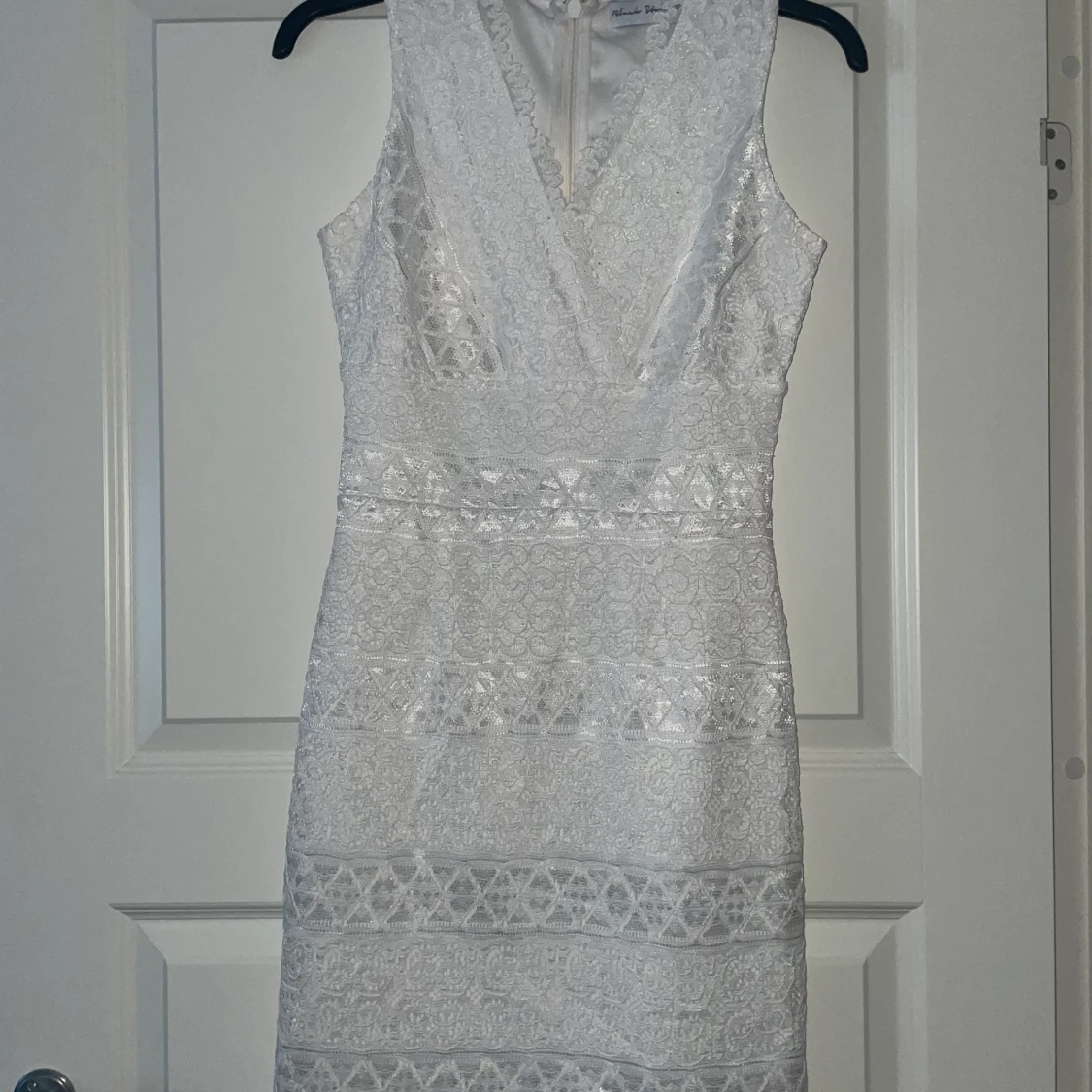 Jättefin vit klänning som är figursydd 