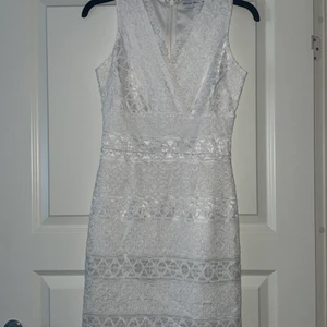 Jättefin vit klänning som är figursydd  - Figursydd bor klänning i storlek 36 men upplever att den passar mig som är 38 men även en storlek 34 