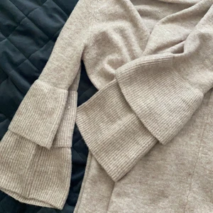 Stickad kofta med volang - Stickad kofta med volangärmar från märket only, knappt använd, färgen är mer rosa i verkligheten 