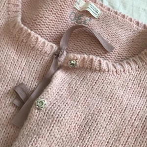 Odd Molly kofta storlek 2 - Odd molly kofta i fint skick och storleken är nummer 2. Säljes för 200 kronor och köparen står för frakten 