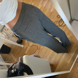 Lågmidjade kostymbyxor😘 - Lågmidjade kostymbyxor köpta i vintage butik i Köpenhamn:) Smått rutiga, perfekta till både vardags och festliga tillfällen❤️ Passar en storlek S