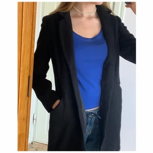 Svart Kappa - Snygg svart kappa till våren. Håller en varm. Bra skick. Storlek M men passar som S. Köparen står för frakt🌸