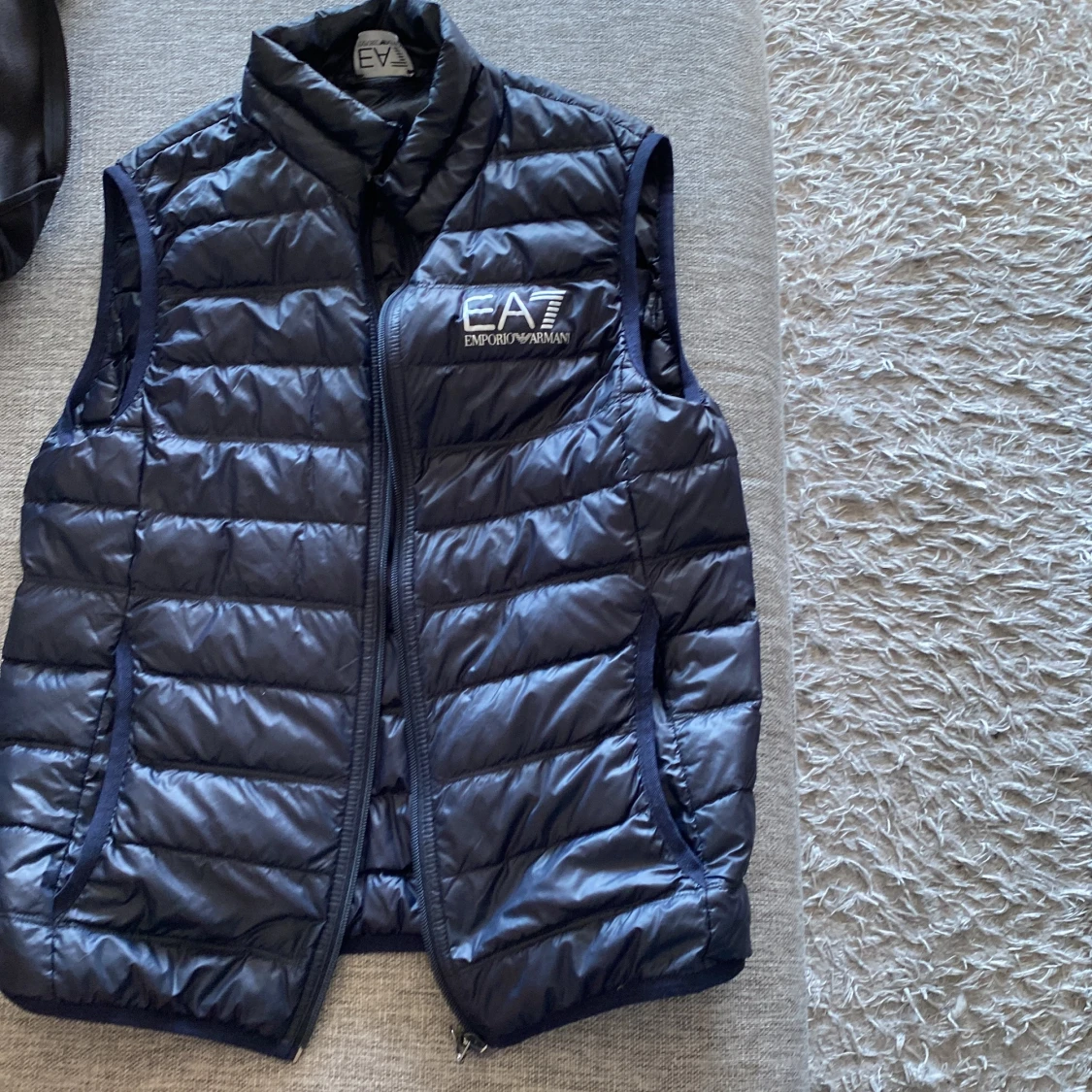 Mörk blå Ea7 väst storlekS 