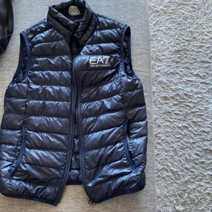 Mörk blå Ea7 väst storlekS  - Säljer den för att den har blivit för liten Den har ett litet hål som du kan se på andra bilden.