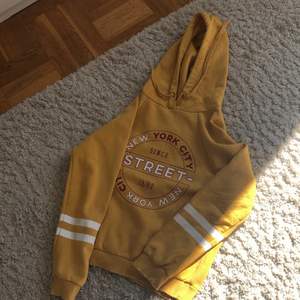 En mörk gul hoodie storlek xs den kostar 40+ frakt 