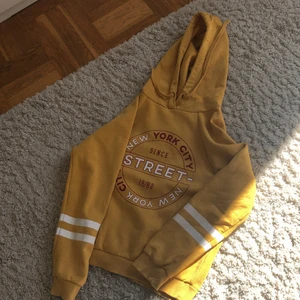 Ginatricot - En mörk gul hoodie storlek xs den kostar 40+ frakt 