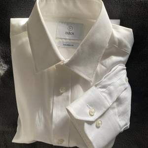 Vit skjorta storlek 37/38 Från MQ märke bläck  Nyskick, använd 1 gång Nypris 559kr