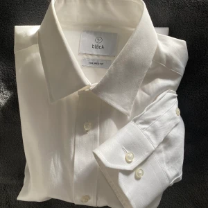 Skjorta vit  - Vit skjorta storlek 37/38 Från MQ märke bläck  Nyskick, använd 1 gång Nypris 559kr