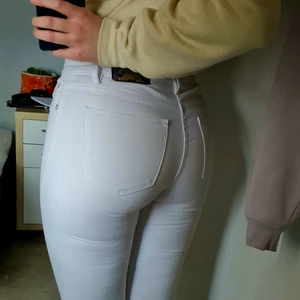 Vita skinny jeans - Jeans från märket crocker. Använd några få gånger men kommer inte till användning. Storlek 29/34. Har varit hos skräddare o kortat ner dom lite, vill ni ha innerbenslängd så hör av er. 