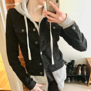 Svart jeansjacka  - Svart jeansjacka från Vero Moda som knappt har blivit andvänd. Har inga fläckar eller skador.❤️❤️❤️❤️❤️❤️