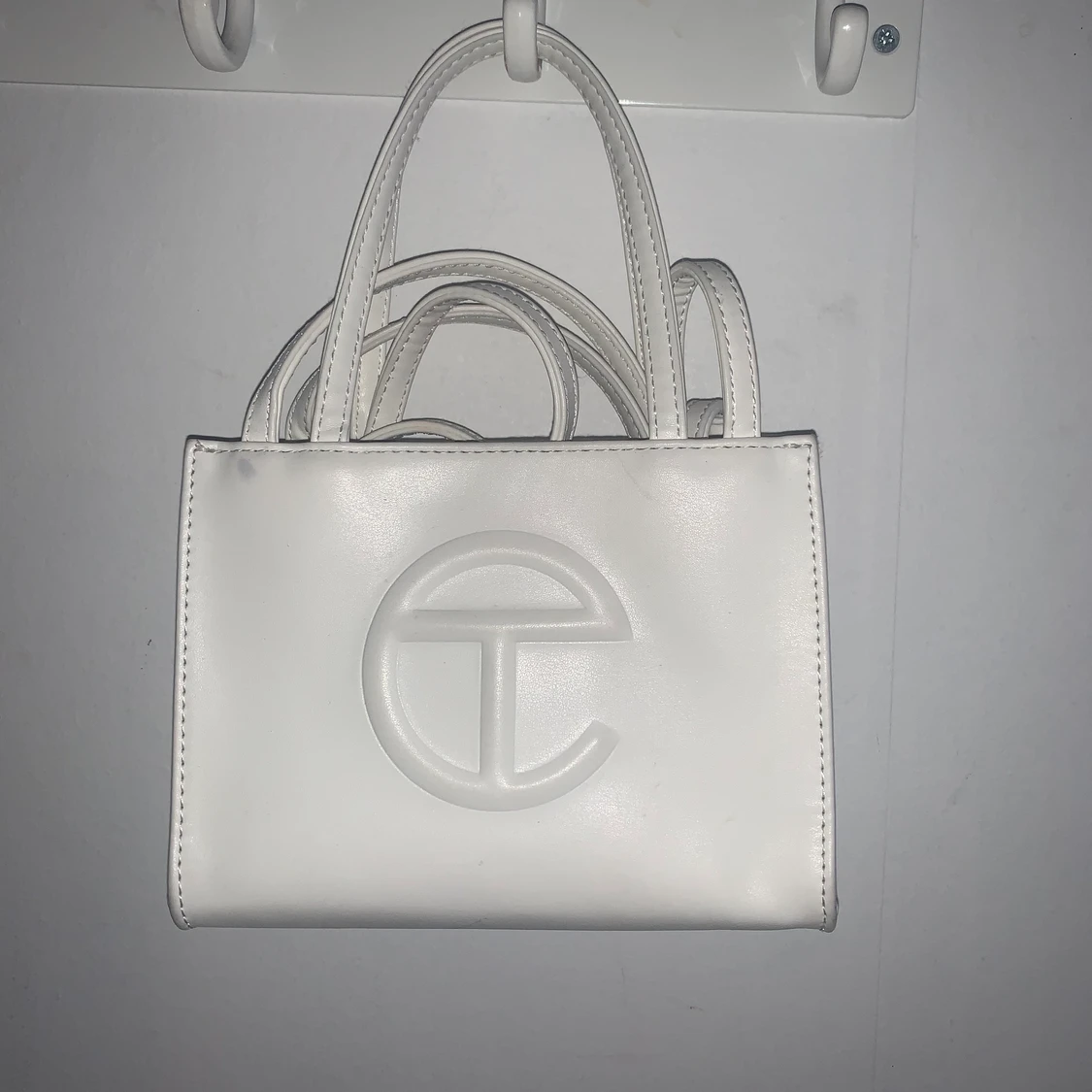 Telfar väska i läder vit.