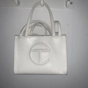 Telfar väska i läder vit. - Liten Telfar väska i väldigt bra skick använd ett fåtal gånger. Slutsåld färg