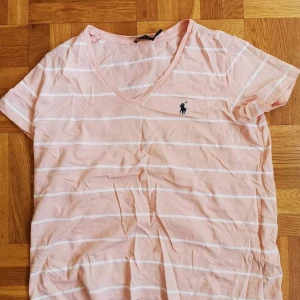 Äkta märkeskläder i str L och XL - Äkta tjejkläder från Ralph Lauren och Tommy Hilfiger i str L och XL. Jeansen i str 16 som 42.44. Alla köpt i höstas i Köpenhamn o säljes pga av viktnedgång. Priserna från 250 kr upp till 800 kr 