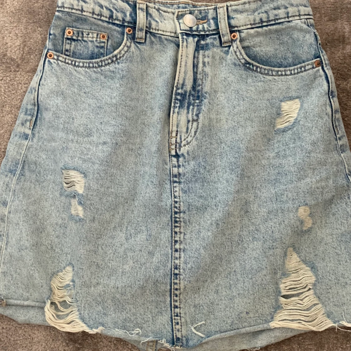 Blå jeans kjol m hål