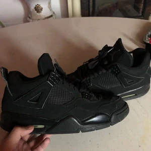 Jordans 4 - Säljer mina jordans 4 då dem tyvärr inte passar mig, dem är i nyskick och köpta i Dubai och har tyvärr inget kvitto därav det låga priset, skriv vid intresse 