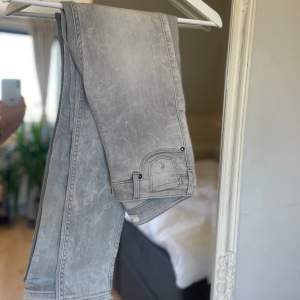 Säljer grå lowrise jeans från Maison Scotch. De är thighta och låga✨ nypris 1199kr