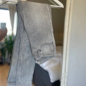 Maison Scotch lowrise jeans - Säljer grå lowrise jeans från Maison Scotch. De är thighta och låga✨ nypris 1199kr