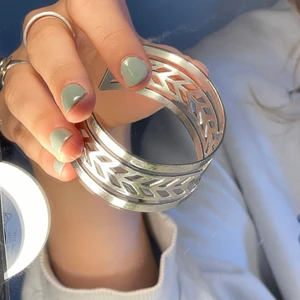 Silverarmband (justerbart)  - Ett supersnyggt äkta silverarmband som är justerbart så det passa alla! Säljer då jag inte får någon användning för det💖 det är i rostfritt stål så den blir ej rosa osv!