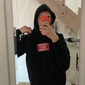 Hoodie - svart hoodie från carlings 🖤 passar perfekt på mig som är en S/M 😇 fint skick då jag inte använt den så många gånger! 