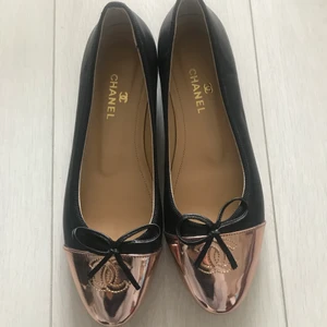 chanel ballerinaskor stl 37 - storlek 37. skorna är av mycket bra kvalité. använda sparsamt. köptes på secondhand i paris (3000kr, säljer för 1800kr), därav har ej äkthetsbevis. kan ej prova på dessa eftersom dessa är för små i storlek för mig. möts upp i stockholm eller fraktar 🖤
