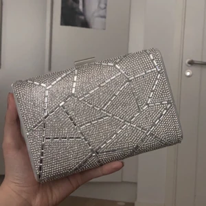 Väska - Väldigt vacker väska, stenarna går inte av 🥰 om du har fler frågor kontakta mig! Har massa fler billiga och trendiga klänningar, väskor, jeans etc på min profil så in och kika 🤩