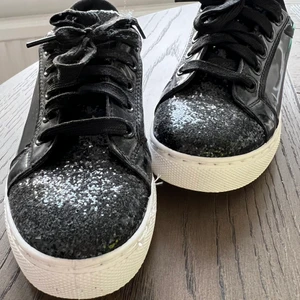 Glitterskor - Fina svarta glittriga skor. Säljer pga att de är för små. Använda en gång. (Små 36or)