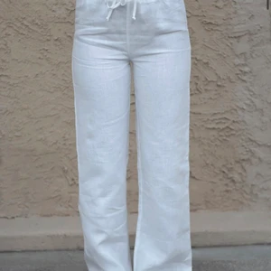 Adsgn linnebyxor - Trendiga vita linnebyxor från Adsgn🤍 Aldrig använda då dom är för små! Nypris 799kr. Mitt pris 500kr