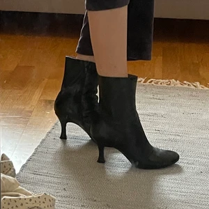 Svarta läder boots  - Så fina svarta boots med en klack! Dem är i bra skick och så fina och sköna att gå i! 