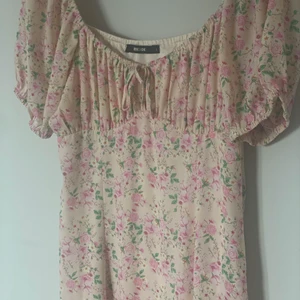 Blommig maxiklänning från BikBok - Suuupersöt klänning i jätteskönt material från BikBok 💗 Säljer pga dålig användning. Nypris 500, mitt pris 200 💓 köparen står för frakt! 