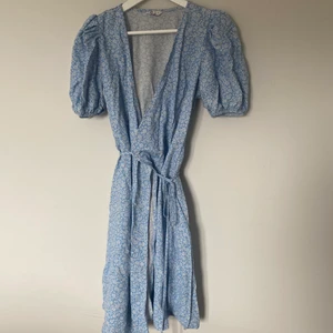 Ljusblå klänning med knyte  - Klänning från Cubus med knyte i midjan. Så somrig och söt! 💙🤍 Säljer pga dålig användning. Köparen står för frakt 🤍