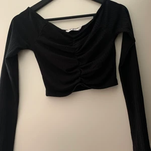 Cropped svart tröja  - Fin tröja som är cropped. Använd Max 1 gång och köpt från na-kd. Sitter ”off shoulders” med hjälp av gummi (se sista bild). Köparen står för frakt om man väljer leverans🤍💫.