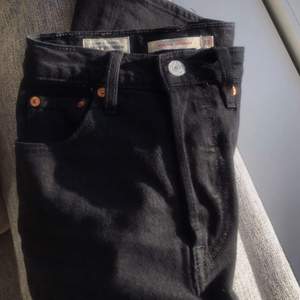 Säljer dessa svarta Levis jeans i storlek 23 då de är aningen för korta på mej. Är 162 och med skor blir byxorna för korta. Dom sitter jättebra i midjan, och aldrig älskat ett par jeans så mycket som dessa. Pris kan diskuteras i DM. Kan skicka om köparen står för frakt💘💘