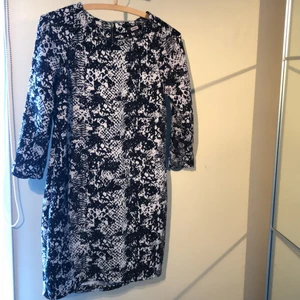 Klänning från bil bok i strl S - Klänning i fint skick från bik bok i strl small, dragkedja i ryggen 🌼