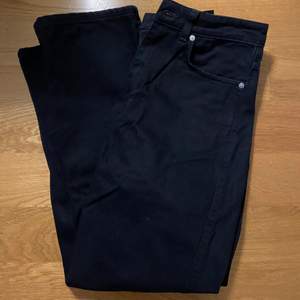 Säljer dessa svarta jeans från weekday för att dom har blivit för korta! Det är storlek 36. Frakten kostar 79kr. Ifall du har någon fråga så är det bara att skicka!💙