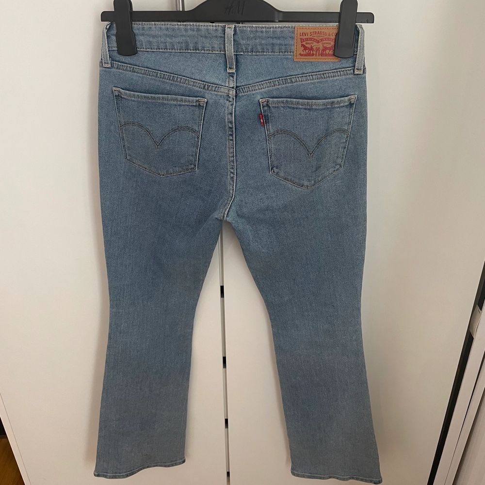 Ett par Levis jeans 715 bootcut, sjukt snygga och är som helt nya jeans. Priset kan såklart diskuteras. Skriv privat för frågor💕💕. Jeans & Byxor.
