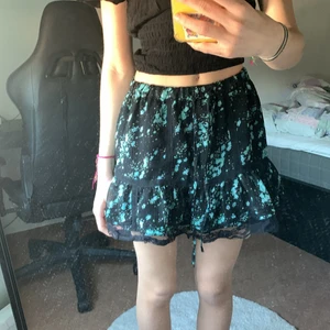 Kjol, ökänt märker strl 34 - Fin kjol som jag älskar men har blivit för kort för mig. Jag är 167 med rätt långa ben. Den kan även passa strl 32 eftersom den kan dras åt i midjan. Perfekt för sommaren och våren med strumpbyxor under. Vet inte ordinarie priset och märket därför listas biligt. Skriv för fler bilder. Betala med swish. Ni står för frakt. Totalt: 50kr + 62kr. 😝⚡️❤️🐆