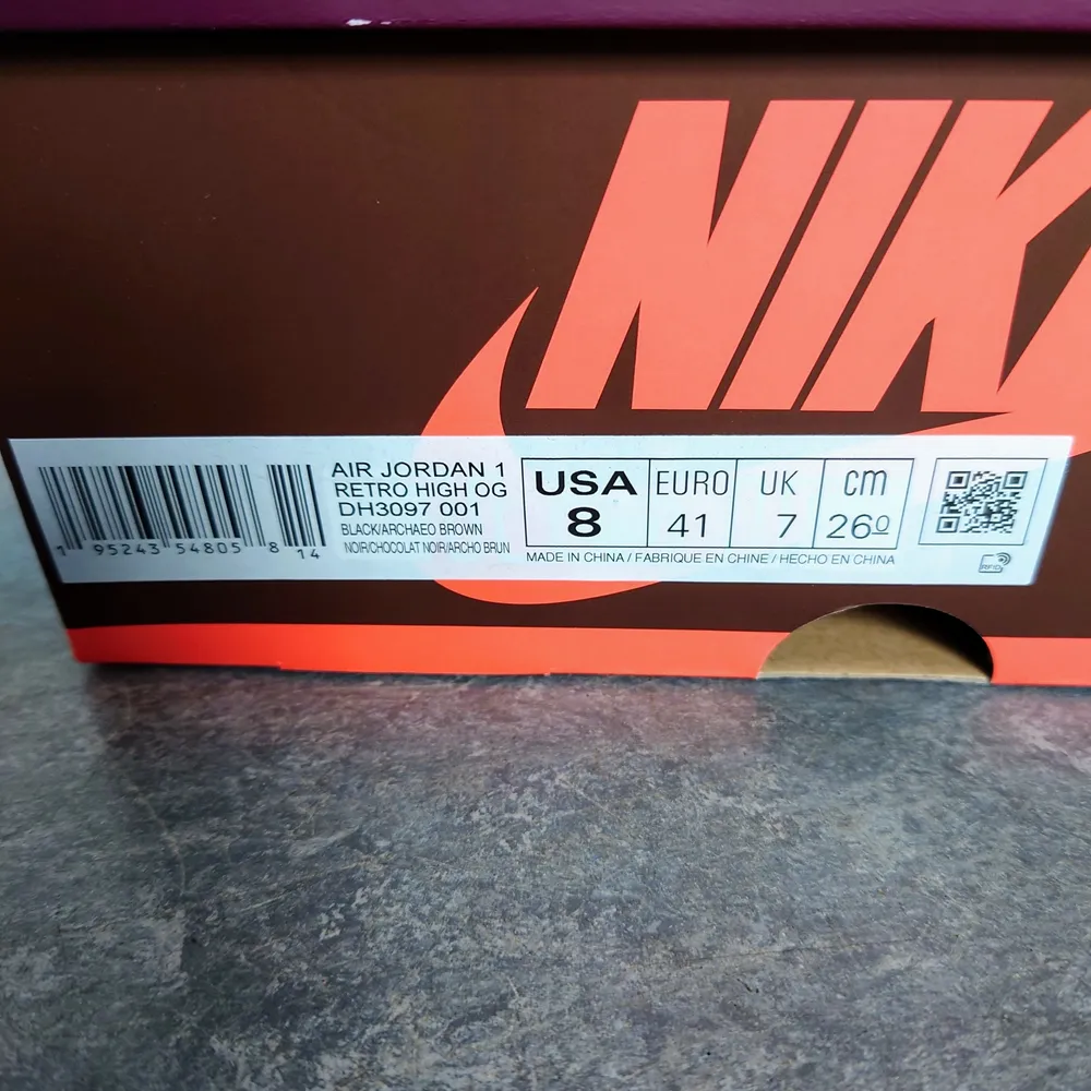 Nike Air Jordan 1 Retro High OG - Hand crafted.   DS - Helt nya och oanvända.   Storlek 41, US 8.   Skickas med originalbox dubbelboxat.. Skor.