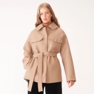 Jacka  - Fräsch vårjacka från Carin Wester. Kan både knytas eller bäras ”rak”. Köptes för 1200 på Åhléns förra året.